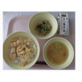 11月1日（金）　親子丼　磯和え　なめこのみそ汁