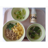 4月25日（金）　三色丼　白菜のレモン漬け　小松菜のみそ汁