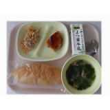 6月4日（水）　コッペパン　高野豆腐のハンバーグ　ごぼうサラダ　小松菜とベーコンのスープ
