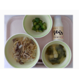 7月25日（金）　牛丼　きゅうりのピリッと漬け　わかめのみそ汁