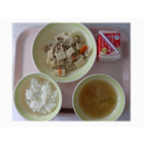 7月28日（月）　高野豆腐と野菜の塩炒め　えのきのみそ汁
