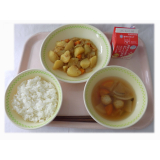 8月4日（月）　じゃがいものそぼろ煮カレー風味　たら団子汁