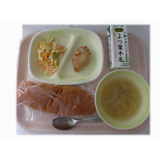 10月1日（水）　黒糖パン　ガーリックチキン　コールスロー　大豆とウインナーのスープ