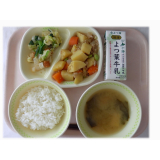 10月27日（月）　ひき肉ごまじゃが　からし和え　高野豆腐のみそ汁