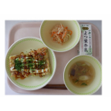 3月25日（水）　お好み焼き　和風大根ツナサラダ　くずし豆腐のスープ