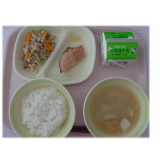 8月18日（火）　鮭の焼き漬け　高野豆腐と野菜の塩炒め　玉ねぎのみそ汁