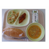 10月7日（水）　かぼちゃパン　日本海産ほっけフライ　ささみサラダ　坦々スープ